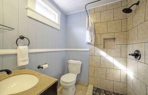 Riverside Lodge at Chimney Rock: 289 Main St, Chimney Rock, NC 28720